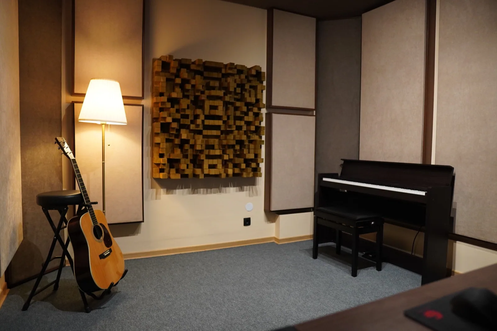 Soba za snimanje Oktava sa akustičnom gitarom, difuzorima i pianinom